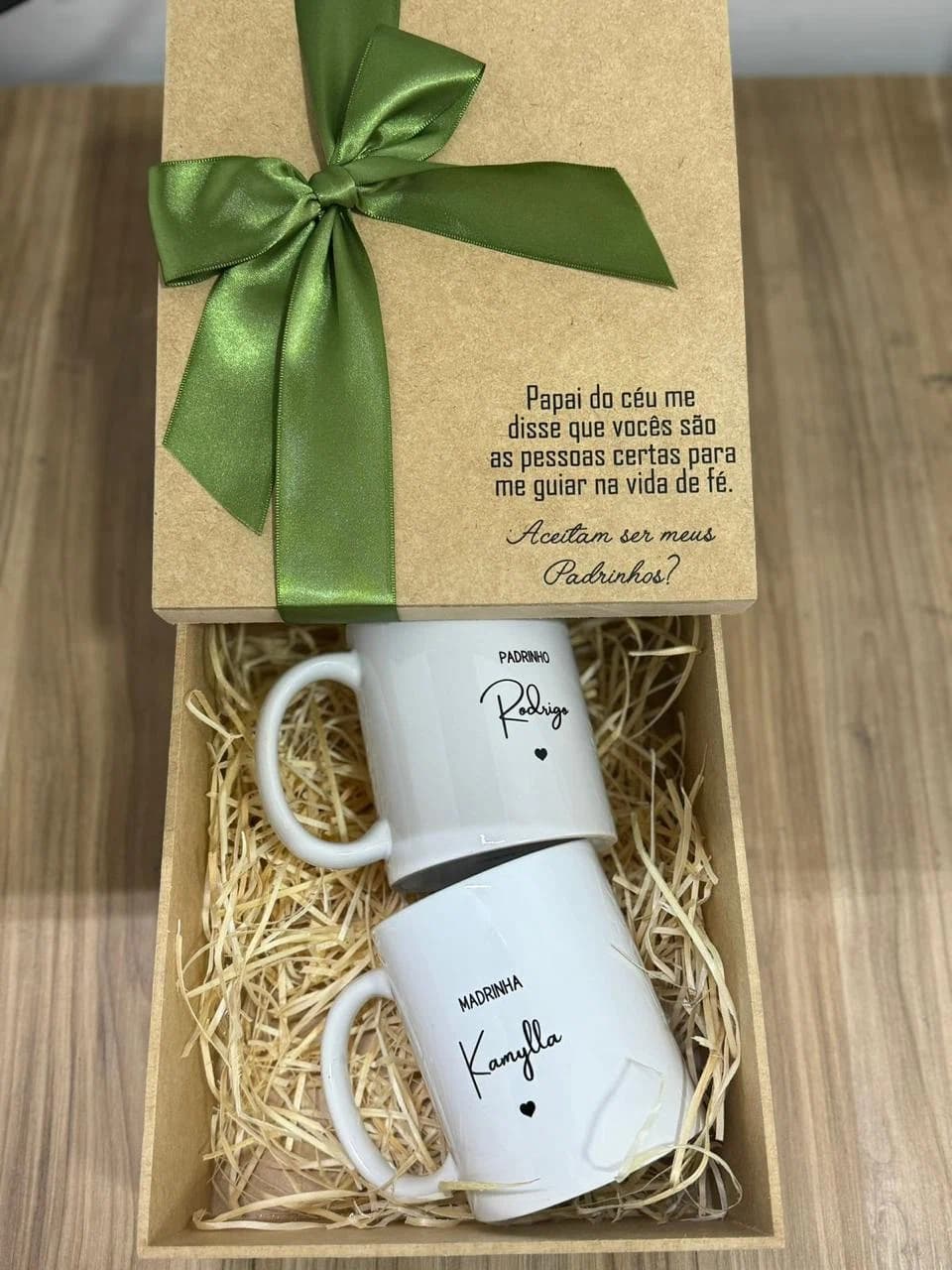 Kit de lembrancinha real em embalagem kraft com caneca personalizada e laço verde da Casa das Lembrancinhas em Goiânia